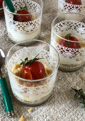 Foto di Antipasto in bicchiere : crumble di taralli stracciatella di bufala e pachino al timo