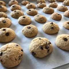 A picture of Biscotti con gocce di cioccolato.