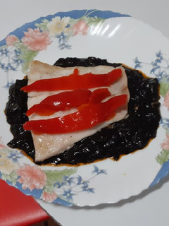 Una foto de Mero con salsa de tinta de sepia y pimiento morrón