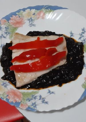 Una foto de Mero con salsa de tinta de sepia y pimiento morrón