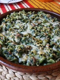 Una foto de Pasta gratinada con espinacas y longaniza
