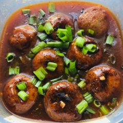 A picture of Stuffed mushroom gravy.