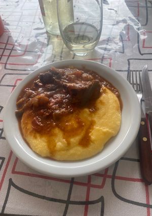 Una foto de Polenta con Salsa