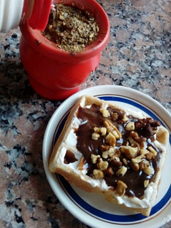 Una foto de Waffle de avena con queso y dulce de leche con chocolate