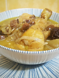 Una foto de Pollo en salsa con manzanas y pasas