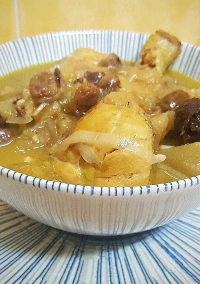 Una foto de Pollo en salsa con manzanas y pasas