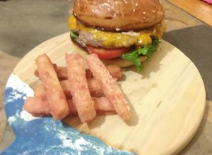 Una foto de Hamburguesa gourmet y papas