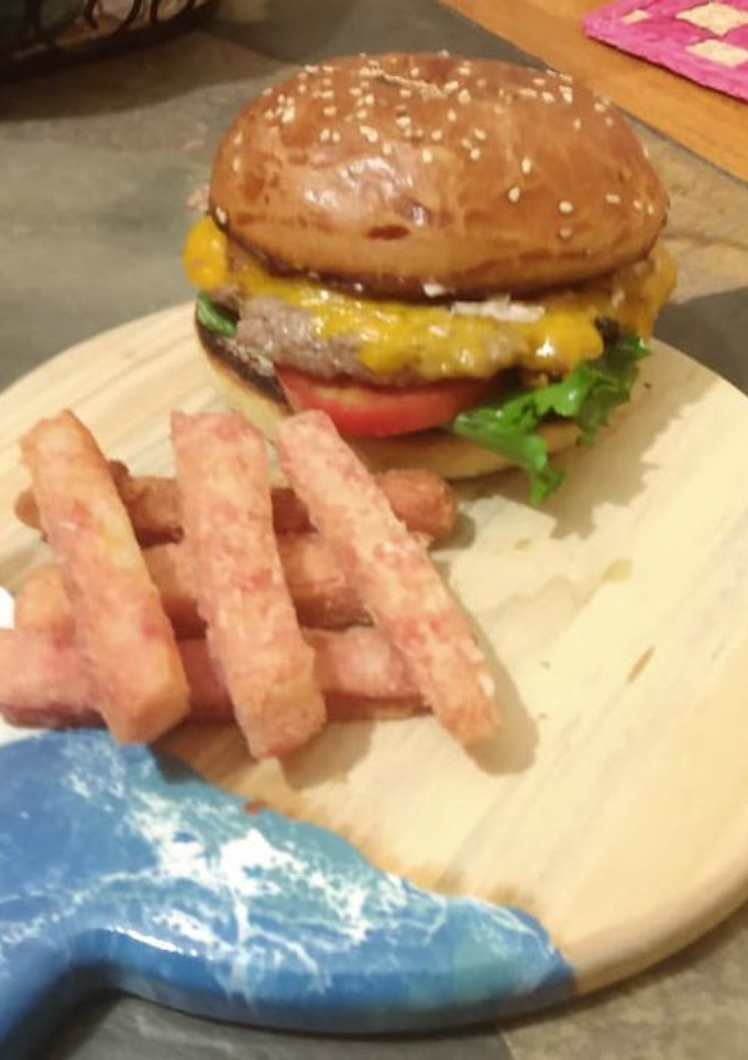 Una foto de Hamburguesa gourmet y papas