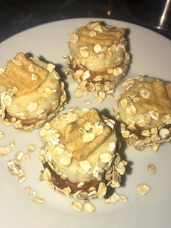 Una foto de Snack de banana - alfajorcitos de banana