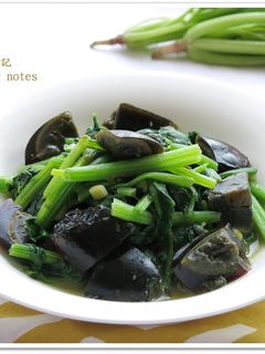[皮蛋炒菠菜]簡單快速家常菜 的食譜成品照片