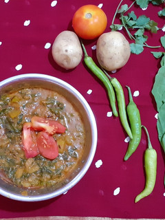 આલુ પાલક (Aloo Palak Recipe In Gujarati) રેસીપી મુખ્ય ફોટો