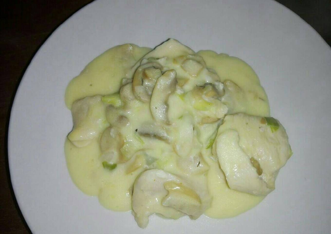 Pollo en crema con champiñones