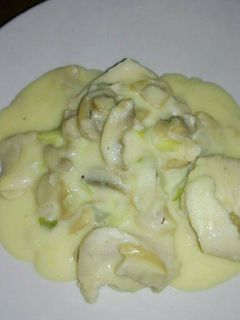 Una foto de Pollo en crema con champiñones