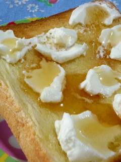 A picture of Strained Yogurt and Honey Toast.