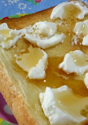 A picture of Strained Yogurt and Honey Toast.