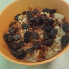 A picture of Cinnamon banana raisin oatmeal.