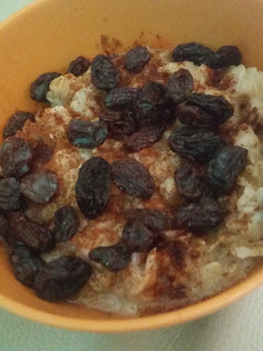 A picture of Cinnamon banana raisin oatmeal.