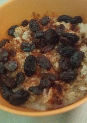 A picture of Cinnamon banana raisin oatmeal.