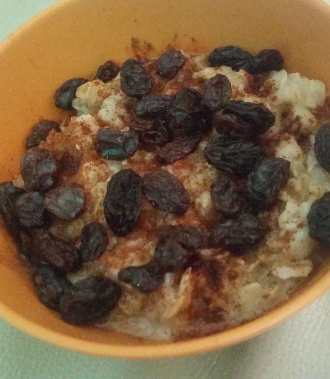 A picture of Cinnamon banana raisin oatmeal.