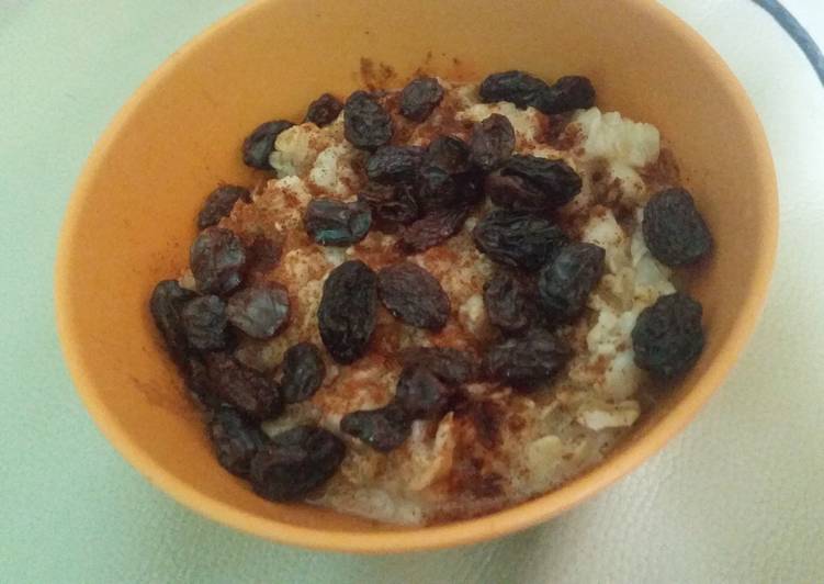 Cinnamon banana raisin oatmeal