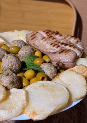 صورة لوصفة زيتون بكرات الدجاج و حلقات البطاطا المقلية