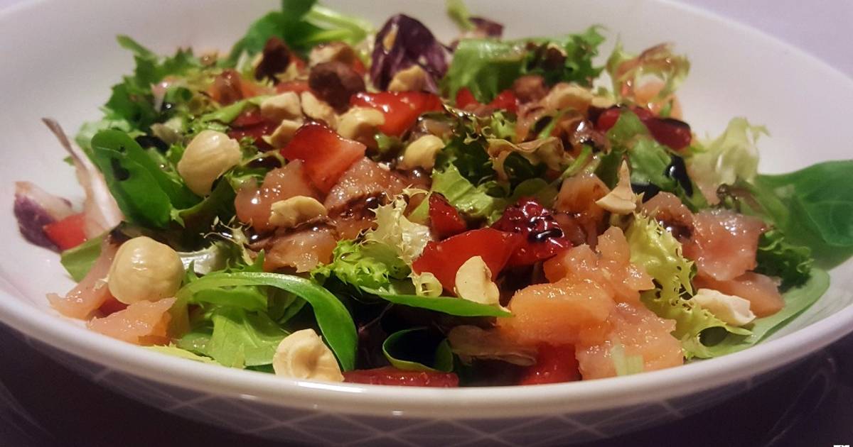 Ensalada variada con salmón, fresas y avellanas Receta de Montse ...