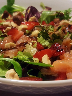 Una foto de Ensalada variada con salmón, fresas y avellanas