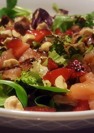 Foto principal de Ensalada variada con salmón, fresas y avellanas