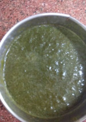 A picture of Green garlic chutney.