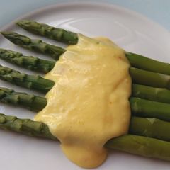 A picture of Vickys Asparagus with Vegan Hollandaise Sauce, GF DF EF SF NF.