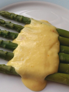 A picture of Vickys Asparagus with Vegan Hollandaise Sauce, GF DF EF SF NF.