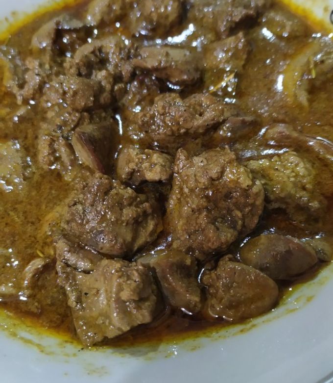Una foto de Hígados y corazón de pollo en salsa
