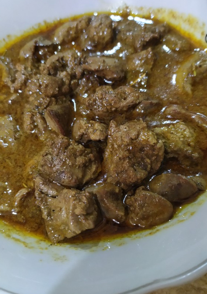 Una foto de Hígados y corazón de pollo en salsa