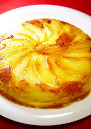 A picture of Apple Cheesecake in a Frying Pan.