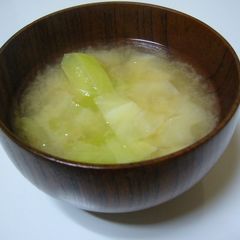 A picture of Easy 10-Minute Cabbage Miso Soup.