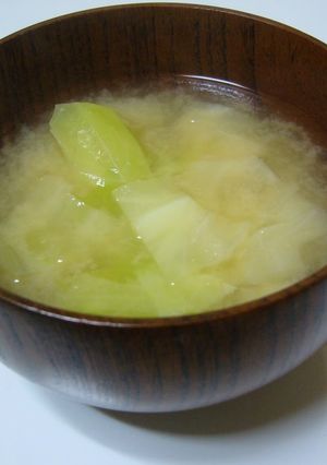 A picture of Easy 10-Minute Cabbage Miso Soup.