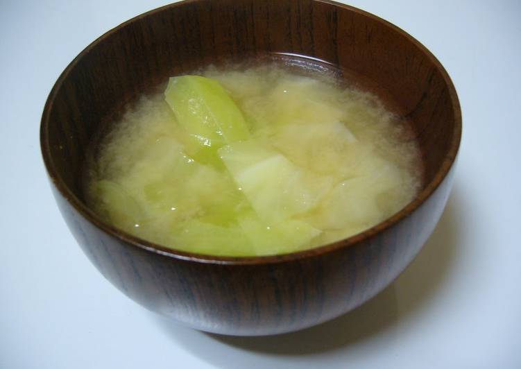 Recipe of Favorite Easy 10-Minute Cabbage Miso Soup