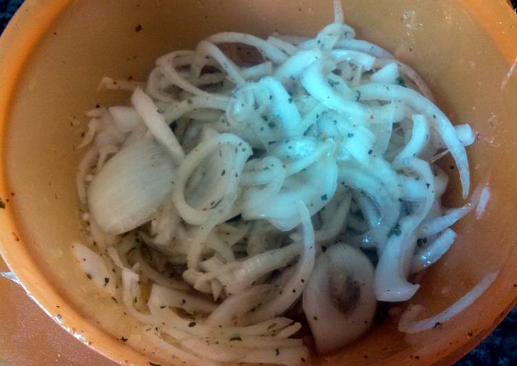 How to Prepare Homemade lemon marinated onions