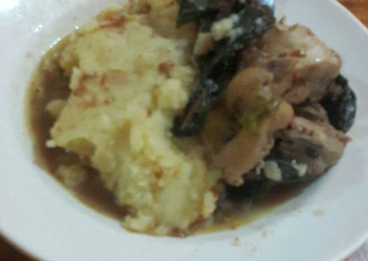 Mashed potatoes and boiled chicken