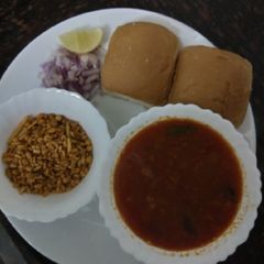 A picture of Misal pav.