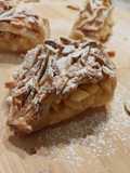 Caña de hojaldre rellena de manzana marinada, crema de almendras y toffee (sin gluten)