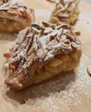 Caña de hojaldre rellena de manzana marinada, crema de almendras y toffee (sin gluten)