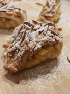 Una foto de Caña de hojaldre rellena de manzana marinada, crema de almendras y toffee (sin gluten)