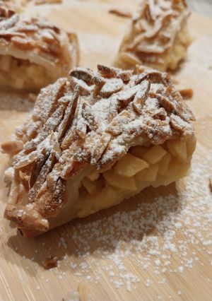 Una foto de Caña de hojaldre rellena de manzana marinada, crema de almendras y toffee (sin gluten)