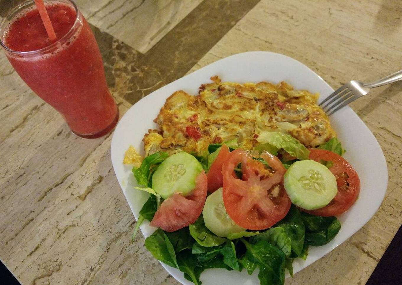 Desayuno saludable. Omelette y frappé fresa