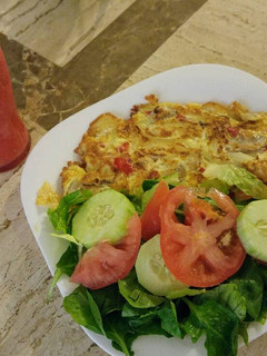 Una foto de Desayuno saludable. Omelette y frappé fresa
