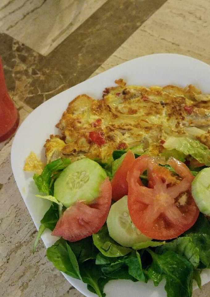 Una foto de Desayuno saludable. Omelette y frappé fresa