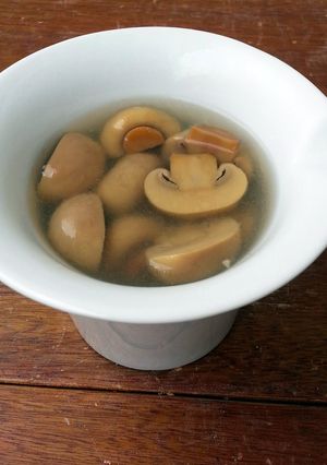 A picture of LG BUTTON MUSHROOM IN CHICKEN SOUP( ALL IN A POT ).