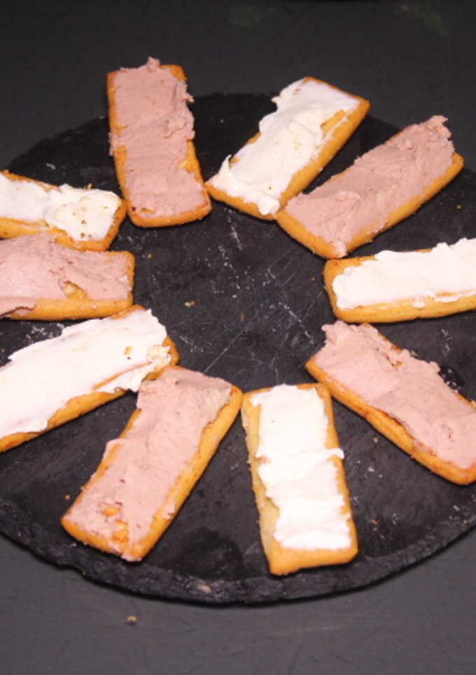 Una foto de Tostadas con paté y queso