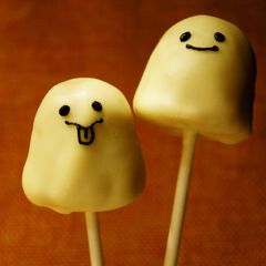 A picture of Ghost Cake Pops For Halloween.